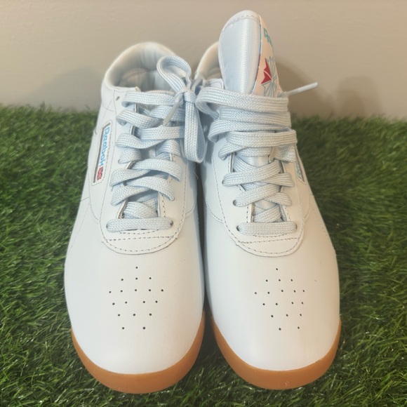 Size 9 NWT REEBOK SNEAKER Ice Blue and Bubblegum Sole - Picture 6 of 11